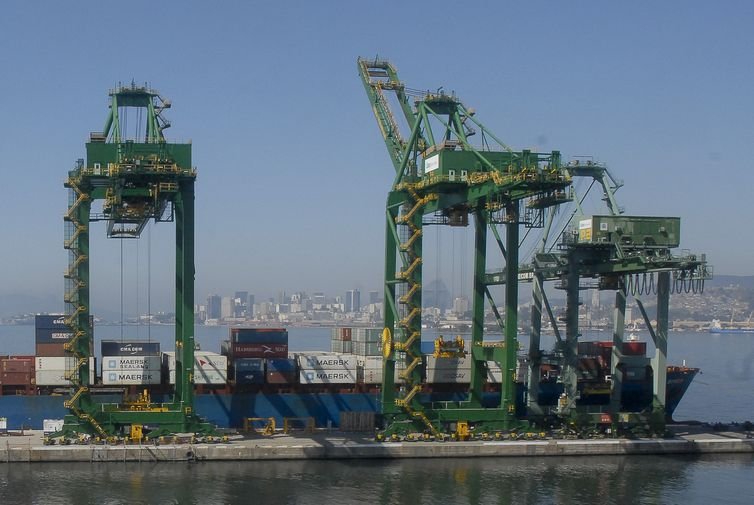 Arquivo/26.07.2012/Tânia Rêgo/Agência Brasil Atracação de navios no Caís do Porto do Rio de Janeiro, guindaste, container.